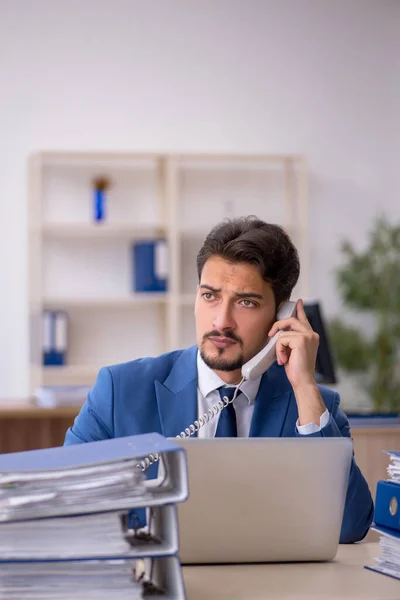 Giovane imprenditore dipendente infelice con il lavoro eccessivo nel del — Foto Stock