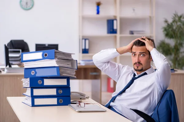 Jovem empresário empregado infeliz com excesso de trabalho no de — Fotografia de Stock