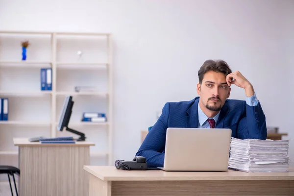 Ung affärsman anställd och för mycket arbete på kontoret — Stockfoto