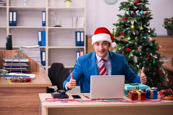 Jovem funcionário do sexo masculino celebrando o Natal no local de trabalho — Fotografia de Stock