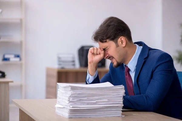 Jungunternehmer und zu viel Arbeit im Büro — Stockfoto