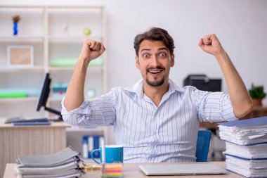 Ofiste çalışan genç bir erkek.