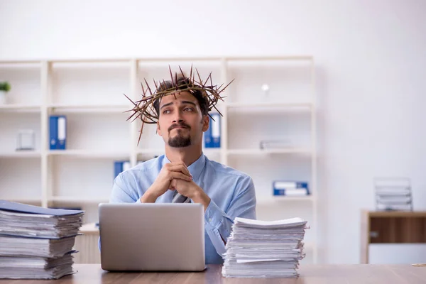 Jeune employé masculin portant une couronne piquante sur la tête — Photo