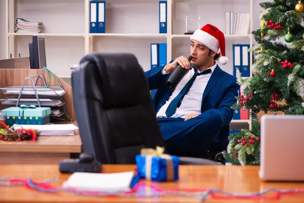 圣诞晚会期间办公室里的员工 — 图库照片