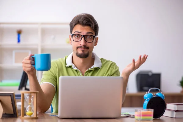 Joven diseñador masculino trabajando en la oficina — Foto de Stock