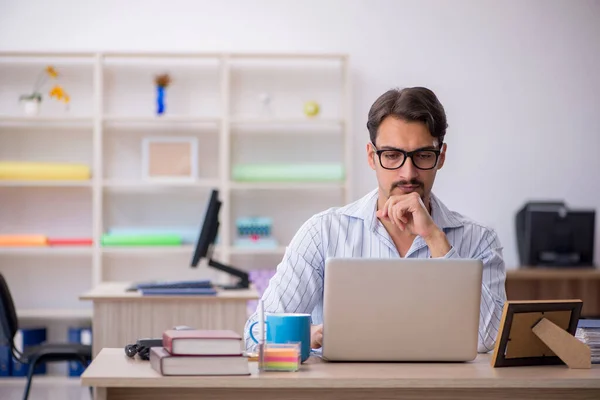 Joven empleado masculino que trabaja en la oficina — Foto de Stock