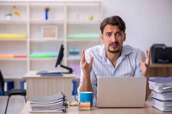 Junge männliche Angestellte im Büro — Stockfoto