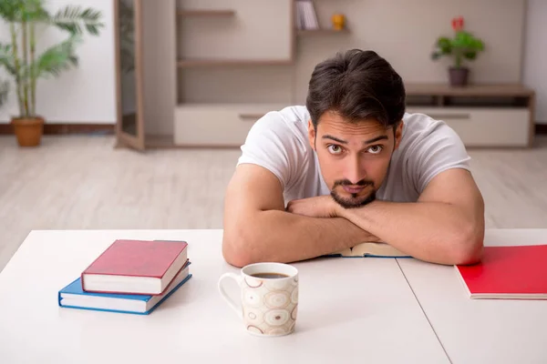 Jonge mannelijke student die thuis studeert tijdens een pandemie — Stockfoto