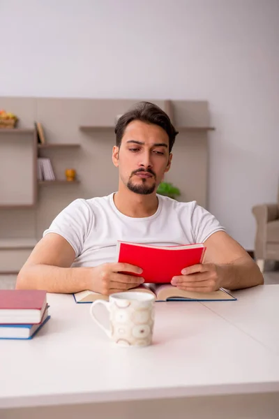 Ung manlig student som studerar hemma under en pandemi — Stockfoto