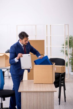 Taşınma konseptinde çalışan genç bir erkek.