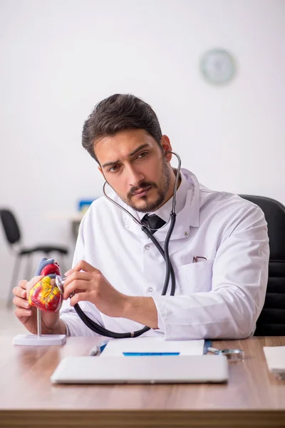 Klinikte çalışan genç bir erkek kardiyolog. — Stok fotoğraf