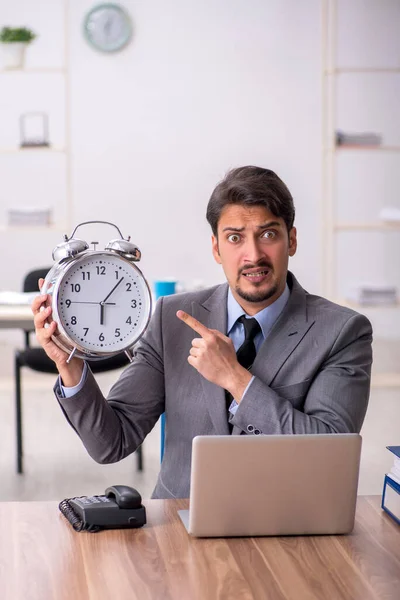 Giovane dipendente maschile nel concetto di gestione del tempo — Foto Stock