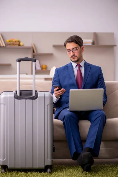 Jonge zakenman bereidt zich voor op reis naar huis — Stockfoto