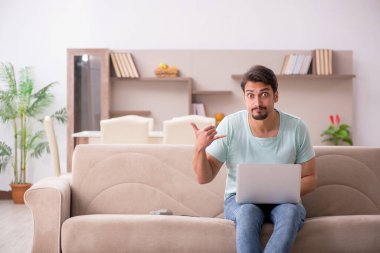 Genç erkek serbest çalışan. Evden çalışıyor.