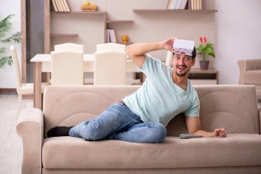 Evdeki genç yakışıklı adam.