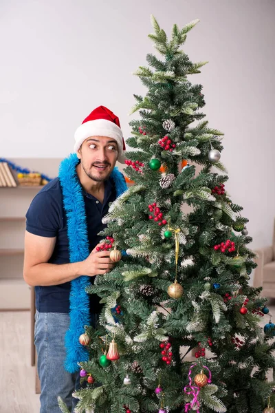 Giovane uomo che celebra il Natale a casa — Foto Stock