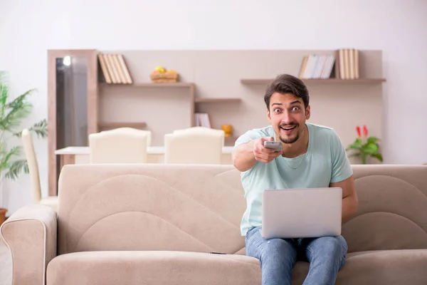 Joven freelancer masculino trabajando desde casa —  Fotos de Stock