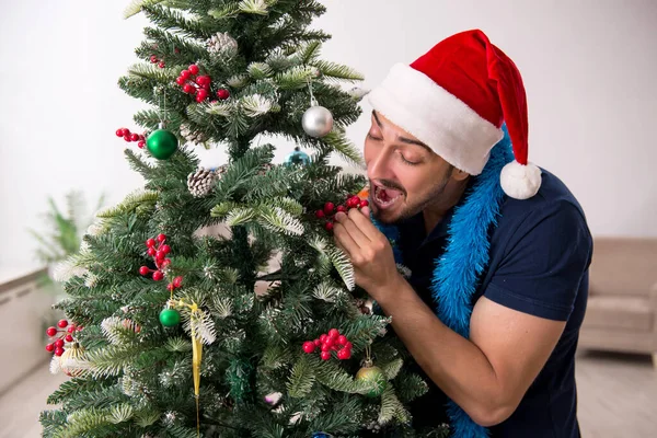 Jongeman die thuis Kerstmis viert — Stockfoto