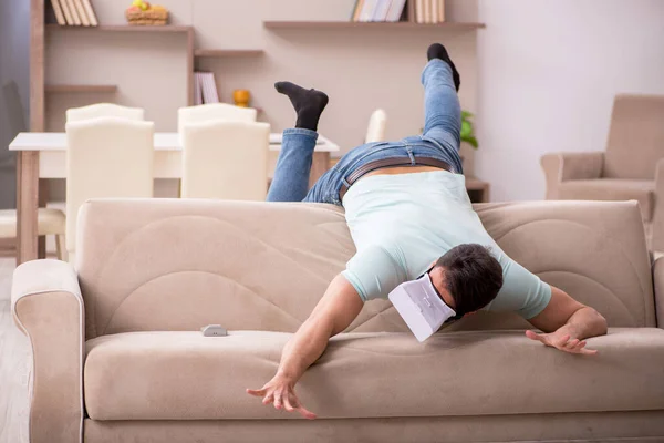 Joven hombre guapo en casa —  Fotos de Stock