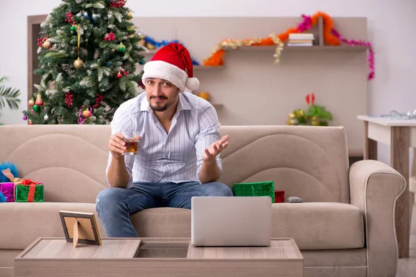 Unge man firar jul ensam hemma — Stockfoto