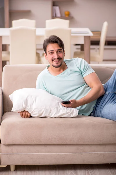 Ung man student liggande på soffan hemma — Stockfoto