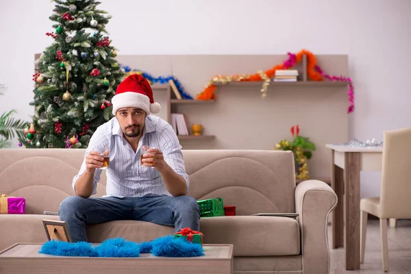 Jeune homme célébrant Noël à la maison seul — Photo