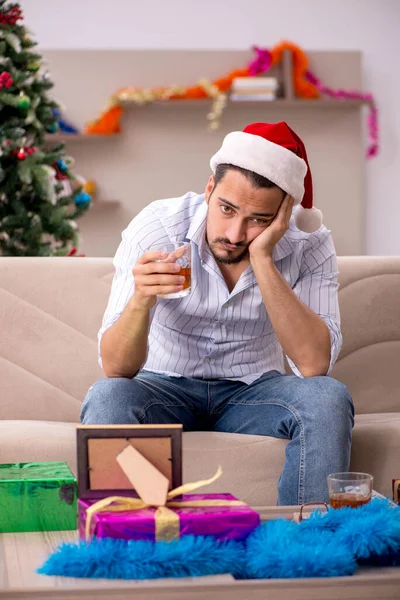 Young man celebrating Christmas at home alone — Stock Photo, Image