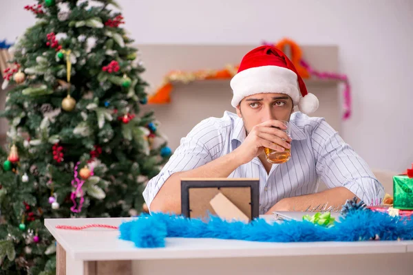 Unge man firar jul ensam hemma — Stockfoto