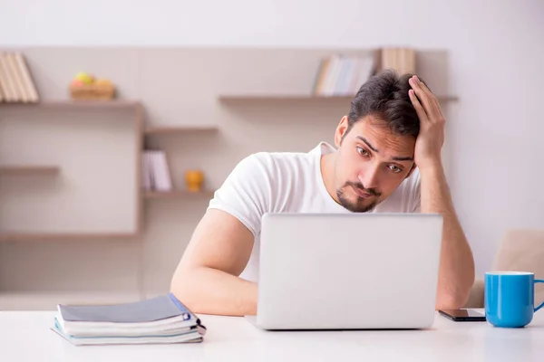 Jovem freelancer masculino trabalhando em casa — Fotografia de Stock