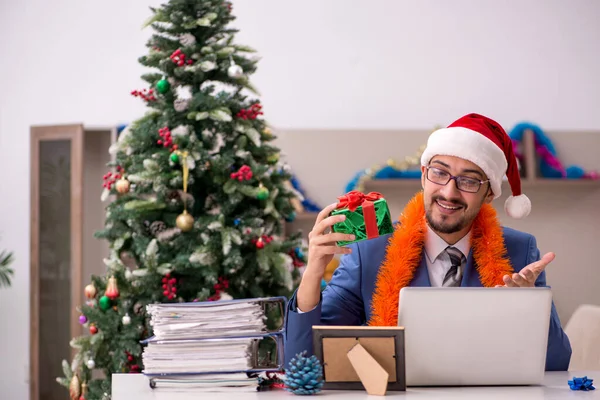 Jovem empresário trabalhando em casa na véspera de Natal — Fotografia de Stock