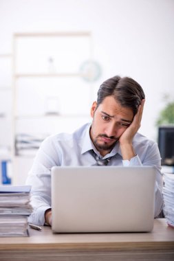 Ofiste çalışan genç işadamı.