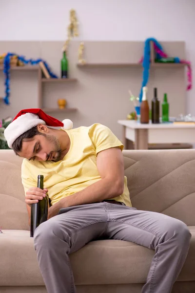 Jeune homme nettoyer l'appartement après la fête de Noël — Photo