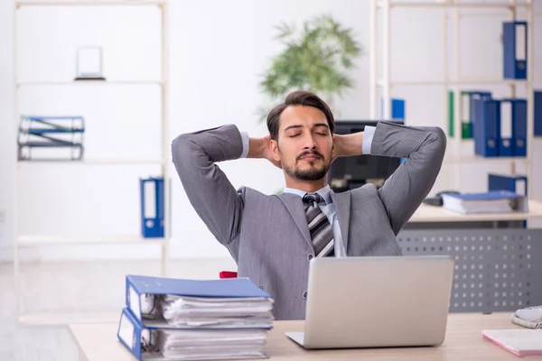 Jeune homme d'affaires employé travaillant dans le bureau — Photo