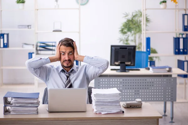 Jovem empresário empregado que trabalha no escritório — Fotografia de Stock