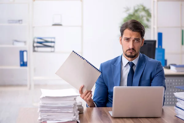 Young businessman employee working in the office — Stock Photo, Image