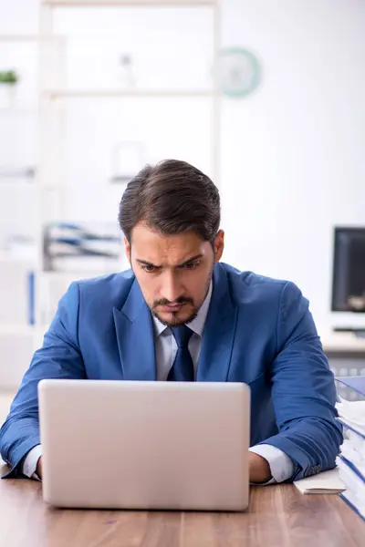 Junge kaufmännische Angestellte im Büro — Stockfoto