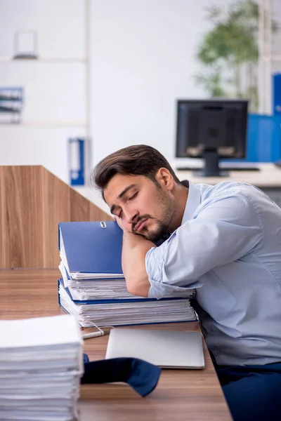 Jeune homme d'affaires employé travaillant dans le bureau — Photo