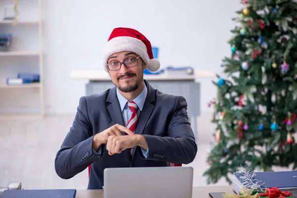 Genç erkek çalışan Noel 'i işyerinde kutluyor — Stok fotoğraf