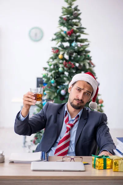 Jovem funcionário do sexo masculino celebrando o Natal no local de trabalho — Fotografia de Stock