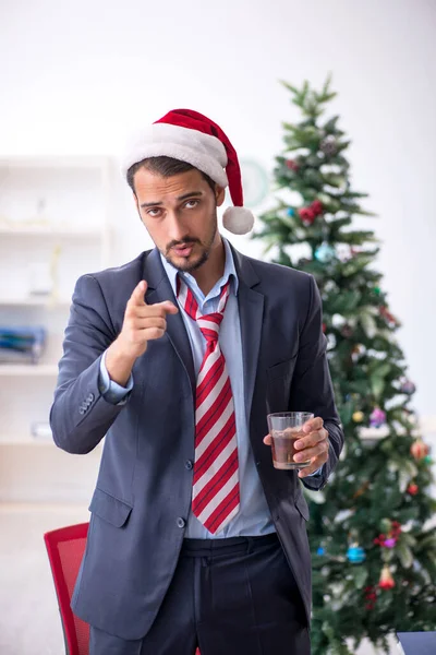 Giovane dipendente maschile che celebra il Natale sul posto di lavoro — Foto Stock