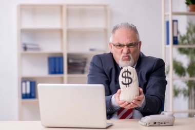 Eski erkek çalışanın maaş konsepti.