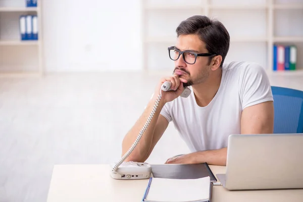 Giovane lavoratore dipendente freelance seduto in ufficio — Foto Stock