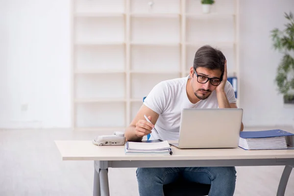 Young male employee freelancer sitting in the office — Stock Photo, Image