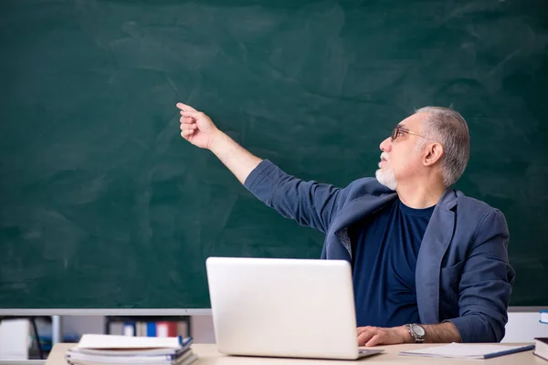 Oude mannelijke leraar in de klas — Stockfoto