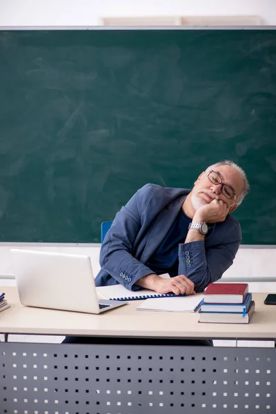 Gammal manlig lärare i klassrummet — Stockfoto