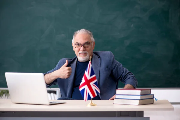 Velho professor de inglês masculino na sala de aula — Fotografia de Stock