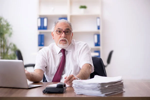 Old male employee and too much work in the office — Stock Photo, Image