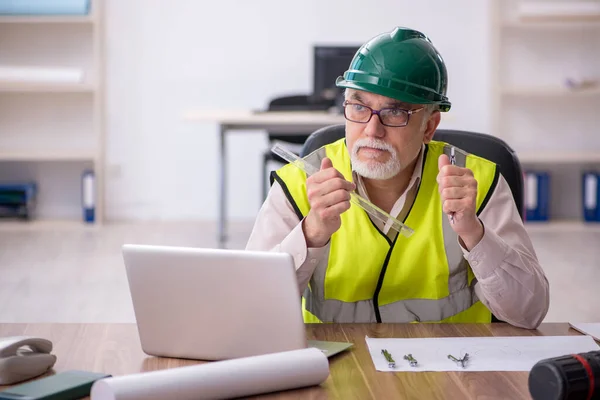 Alt männlich architekt arbeit im büro — Stockfoto