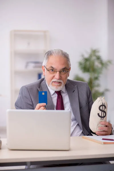 Velho trabalhador masculino no conceito de remuneração — Fotografia de Stock