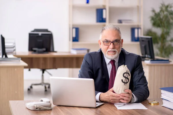 Gammal manlig anställd i lönebegreppet — Stockfoto